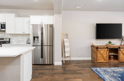 Clovis House | Luxe Vista | King Bed | EV Charger