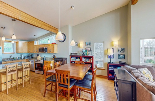 Happy Camp Hideaway Condo | Luxurious Dog Friendly Home with Ocean Views Beach Access and Free WiFi