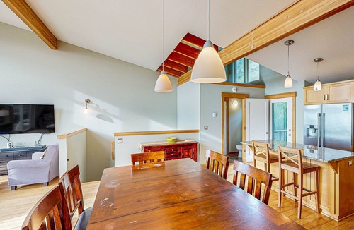 Happy Camp Hideaway Condo | Luxurious Dog Friendly Home with Ocean Views Beach Access and Free WiFi