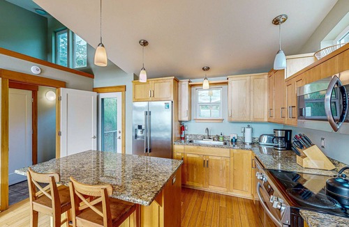 Happy Camp Hideaway Condo | Luxurious Dog Friendly Home with Ocean Views Beach Access and Free WiFi