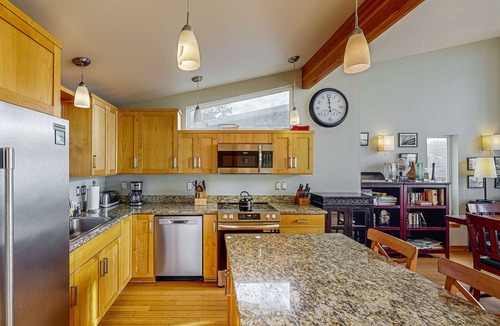 Happy Camp Hideaway Condo | Luxurious Dog Friendly Home with Ocean Views Beach Access and Free WiFi