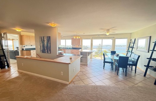 Winchester Bay House | Luxurious Hilltop Home w/Dune Access