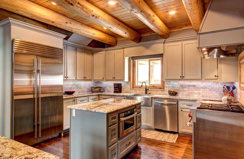 Blue River House | Luxurious Log Cabin, 4 Master Suites Romantic Winter Escape with Mountain View!