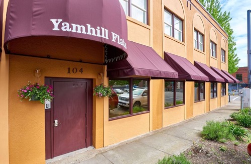 Newberg Apartment | Luxurious & Spacious One Bedroom Downtown Flat