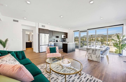 Hollywood Apartment | Luxury 2BR Hollywood Sign View by Oneluxstay