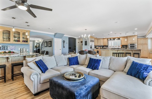 Discovery Bay House | Luxury 5BR Waterfront Getaway | Spa, Gym, Dock