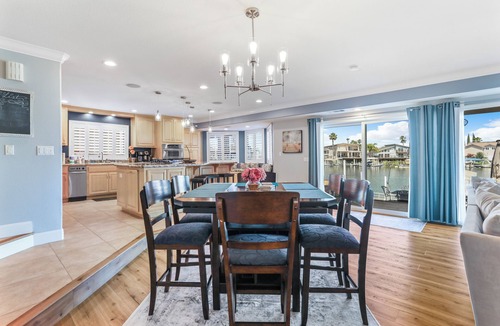Discovery Bay House | Luxury 5BR Waterfront Getaway | Spa, Gym, Dock