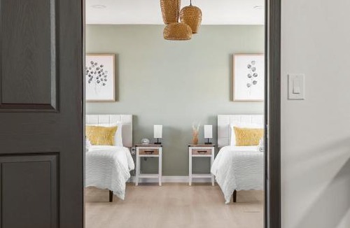 Hesperia House | Luxury 6BR Retreat Fast WIFI, Dedicated Workspaces