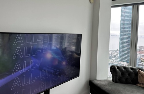 South Beach Apartment | Luxury apt looking over the SF BRIDGE & Ocean Views