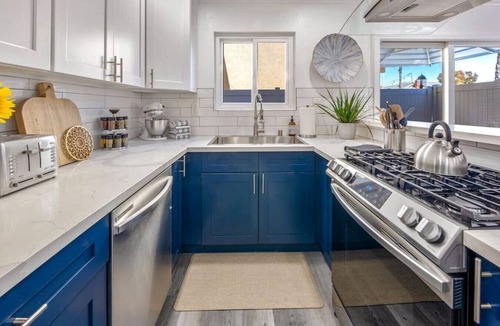 Huntington Beach Condo | Luxury Family Beach Retreat- Stunning 3BR Townhome- FirePit-EV Charger- Pets ok