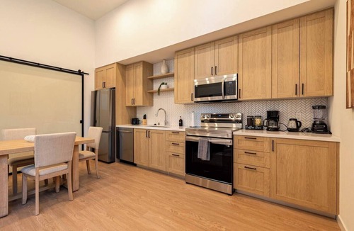 San Bernardino County Apartment | Luxury King 1B1B｜Pool & Spa｜Smart 4K TVs ALL Room