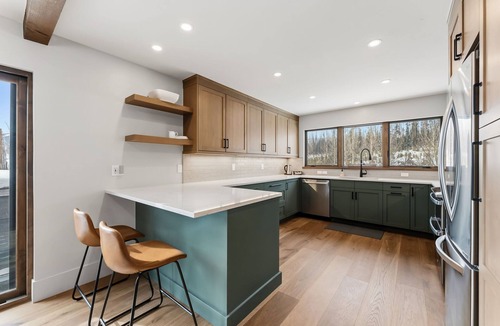 Wildernest House | Luxury Retreat - Panoramic Mountain & Lake Views, Hot Tub & Gazebo