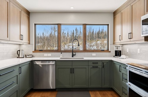 Wildernest House | Luxury Retreat - Panoramic Mountain & Lake Views, Hot Tub & Gazebo