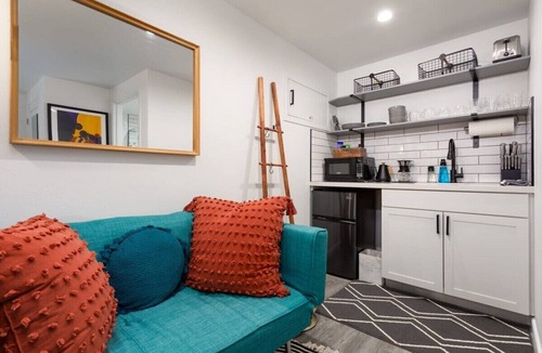 Ladera Heights Apartment | Luxury Studio 15 Mins to Beaches & LAX