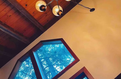Crestline Cabin | Magical Mid-Century Cabin Epic Views & Fireplace