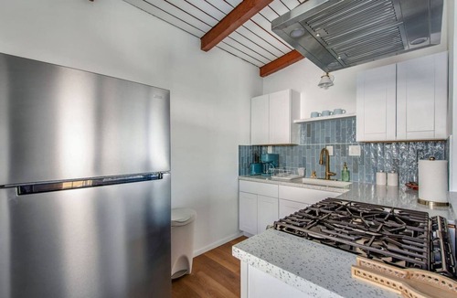 East Manhattan Beach Apartment | Manhattan Beach Finest Studio | 1.8Miles To Beach