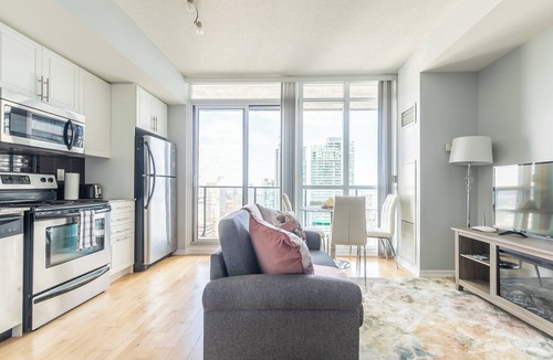 Downtown Toronto Apartment | Maple Leaf Square