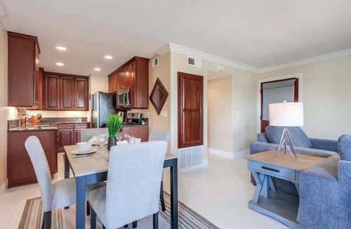 Village of La Jolla Condo | Marine Drift - 1BD walk to beach