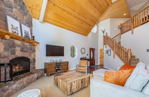 Arnold Cabin | Masons Lair - Private Hot Tub/BLS