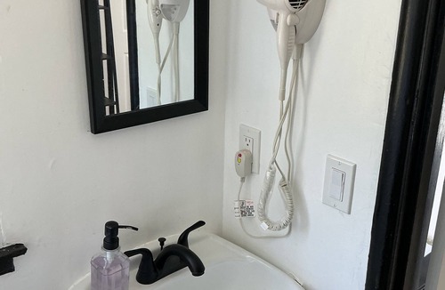 Maxwell Park Apartment | Maxwell Park Beauty/Huge Backyard