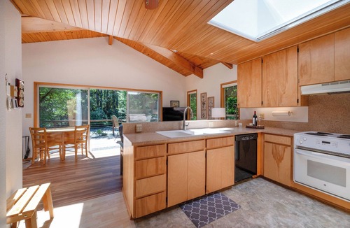 Blue River House | McKenzie Bridge River's Edge Retreat, a cozy cabin on over two acres