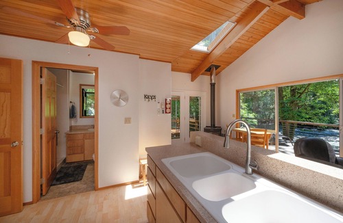 Blue River House | McKenzie Bridge River's Edge Retreat, a cozy cabin on over two acres