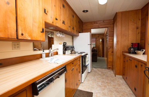 Bend House | Mirror Pond - Cozy Cabin Directly on Mirror Pond - Deschutes River!