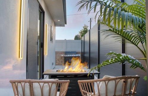Northridge House | Modern 2 BR, 2BA, EV Charger, 2 King Beds, Fire Pit, BBQ, Near Universal