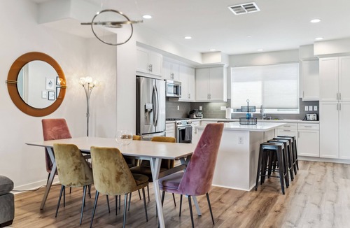 Valley Glen House | Modern 3 Bed W/Private Roof Deck!