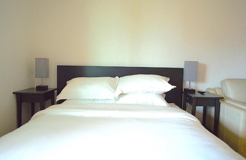 Berkeley Apartment | Modern 3 Bedroom Suite with AC for Family and Work group