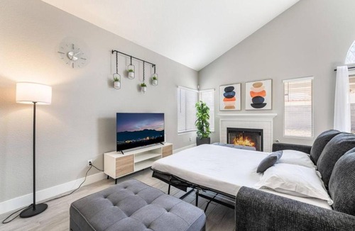 Paradise Valley Apartment | Modern 3BR Home Pets, 7 Min to Airport, Parking