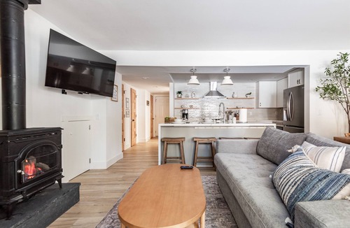 Lake Forest Condo | Modern 4BR/3BA Tahoe City Condo Near Palisades Tahoe, Pool, Hot Tub
