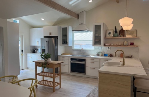 Sunset Park House | Modern Airy Santa Monica Beach House, Dog Friendly, Walk to Shops!