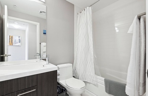 Downtown Toronto Apartment | Modern Central 2-BR Condo in DT Toronto