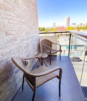 Mid-Wilshire Hotel | Modern Central Hideaway