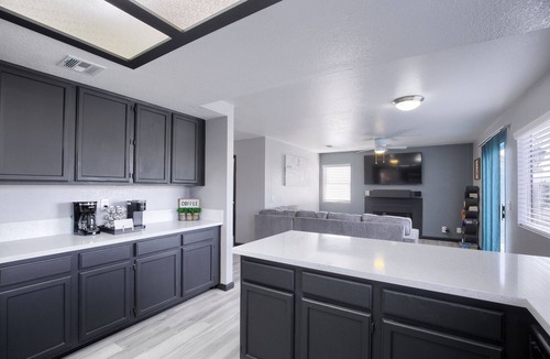 Green Valley House | Modern Chic Cozy w/Free Hottub and EV Charging, 10min>Strip, 5min to Airport