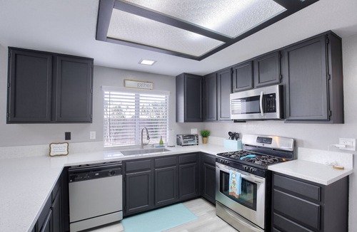 Green Valley House | Modern Chic Cozy w/Free Hottub and EV Charging, 10min>Strip, 5min to Airport