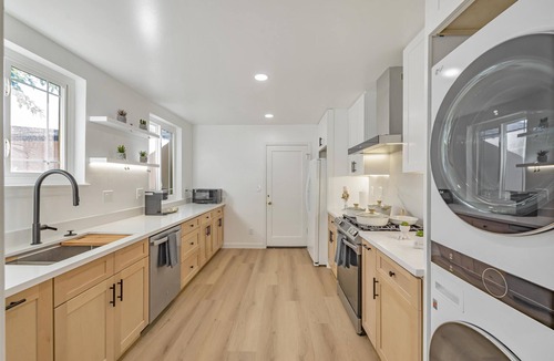 San Jose House | Modern Cozy 3B2B House with Mini Golf near Santa Clara