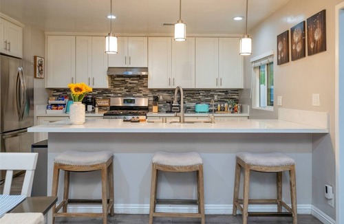 Orange House | Modern Family Oasis – Pet-Friendly & Minutes from Disney