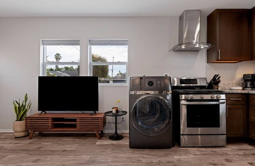 Goleta House | Modern Guesthouse Near USCB + Airport