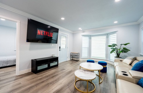 San Gabriel House | Modern Home in SGV - Fast Wifi, Sleeps 7, 15 Min from DTLA/Pasadena!