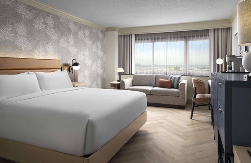 Los Angeles Hotel | Modern King Stay Near Museums! Onsite Pool, Restaurant, Bar & Gym! Pets Welcome!