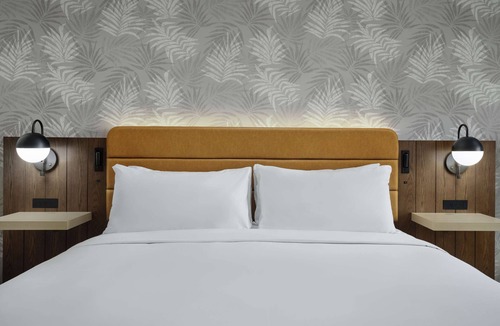 Los Angeles Hotel | Modern King Stay Near Museums! Onsite Pool, Restaurant, Bar & Gym! Pets Welcome!