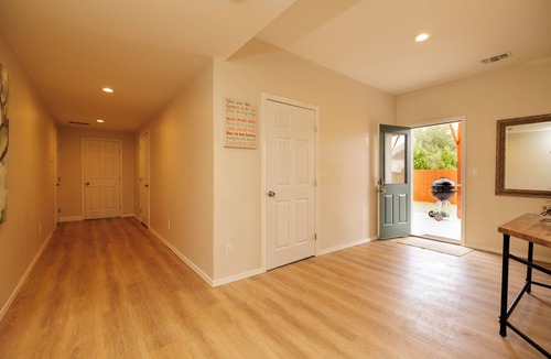 Acworth Apartment | Modern Kitchen 3BR BSMT Priv back Entry Near Lake