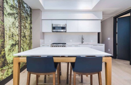 Berkeley Hotel | Modern & Luxe Flat on Trendy Tennyson Street