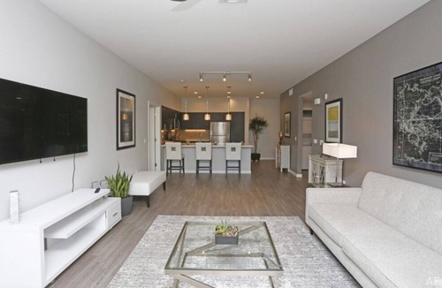 Menlo Park Condo | Modern Luxury Living in Menlo Park with Pool, Spa & Gym