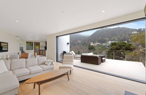Eastern Malibu House | Modern masterpiece with hot tub, rooftop terrace & ocean views - dog-friendly