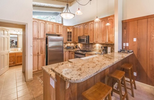 Mammoth Lakes Condo | Modern Mountain 4 bedrooms On Free Ski/Town Shuttle loop