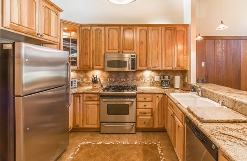 Mammoth Lakes Condo | Modern Mountain 4 bedrooms On Free Ski/Town Shuttle loop