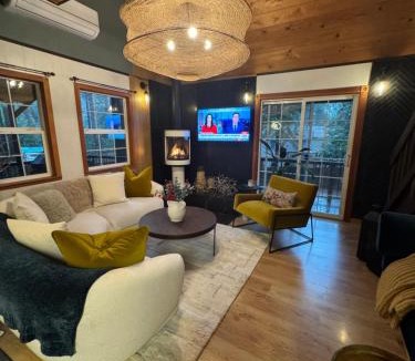 Nevada City House | Modern Peaceful Nordic Cabin Near Lake with Pickleball-Basketball Court